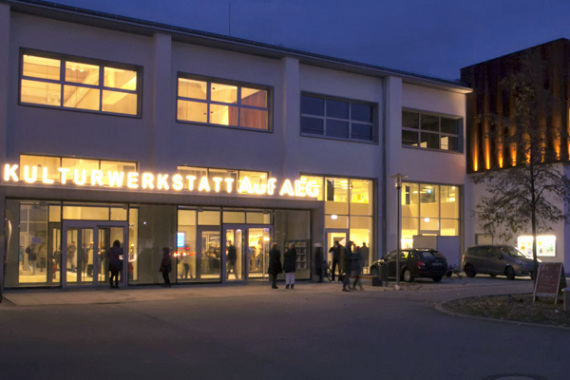 Eingangsbereich Kulturwerkstatt Auf AEG bei Nacht