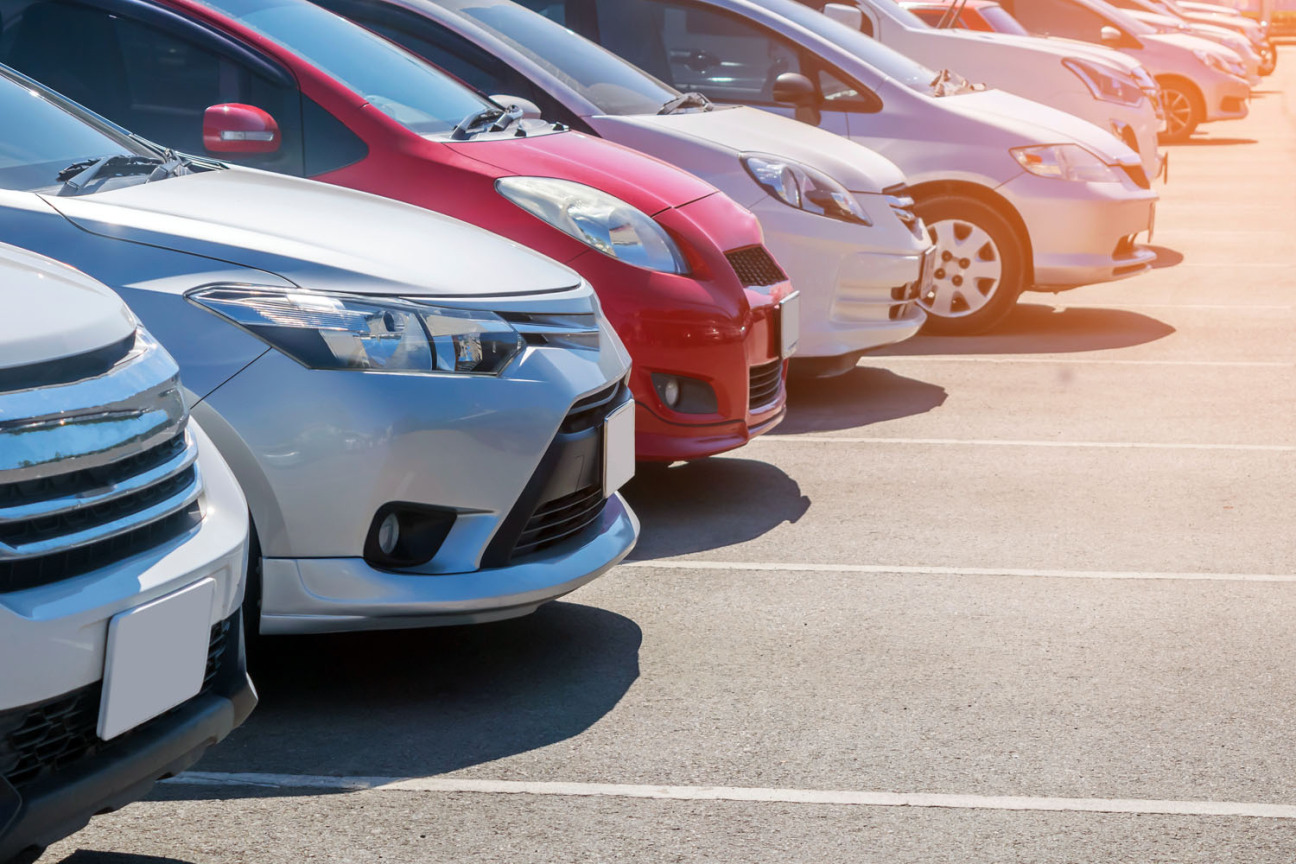Parkende Autos auf einem asphaltierten Parkplatz., Bild © Merrymuuu / AdobeStock