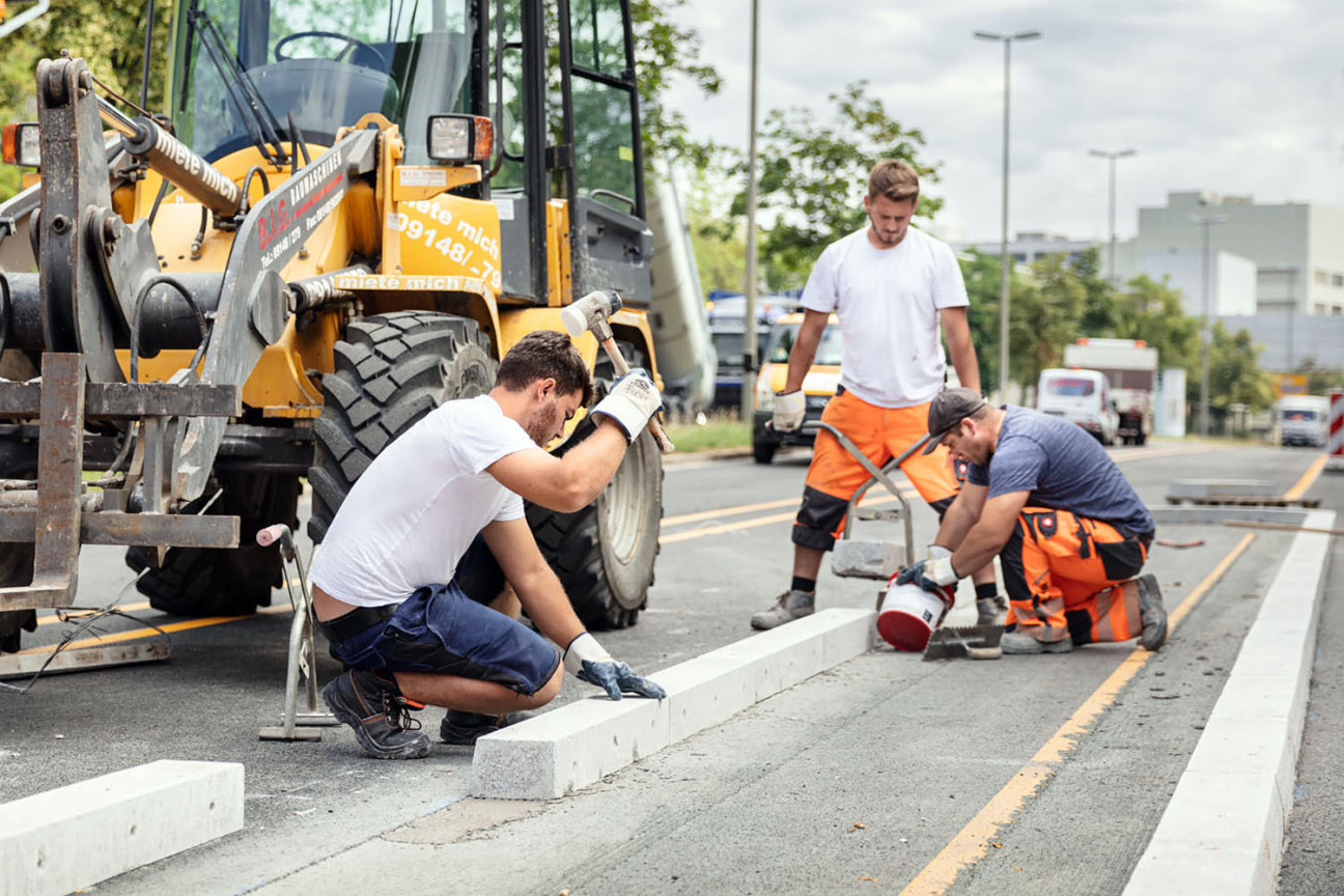 Arbeiter auf einer Straßenbaustelle in Nürnberg., Bild © Christian Hertlein / Studio Höhn