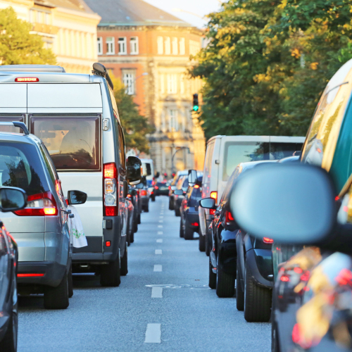 Autos in einer Stadt im Stau. © Kara / Adobestock/56652702