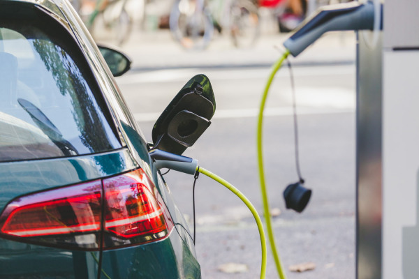 Ein Elektroauto wird bei einer E-Ladestation aufgeladen.
