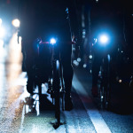 Radfahrer in der Nacht auf der Straße mit Licht.