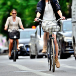 Zwei Radfahrerinnen in der Stadt.