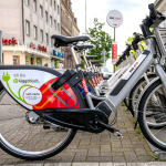 Die neuen E-Bikes der VAG stehen an einer Leihstation bereit.