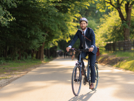 Foto von einem Fahrrad·fahrer in einem Park., Bild © Tymoshuchuk / stock.adobe.com