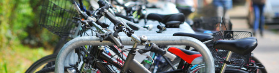 Fahrradständer vor einem öffentlichen Gebäude.