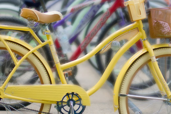 Ein parkendes, gelbes Hollandrad.