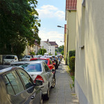 Halb auf dem Gehweg parkende Autos in der Wilderstraße in Nürnberg.