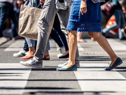 Foto von Fuß·gängern bei einem Zebra·streifen., Bild © AdobeStock