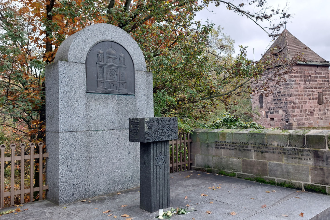 Bild © Nina Gindele Gedenkstein für die ehemalige Hauptsynagoge am Hans-Sachs-Platz in Nürnberg., Bild © Nina Gindele