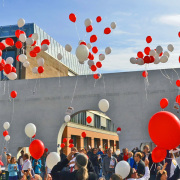 Ballons steigen bei der Friedenstafel auf.
