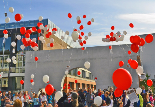 Ballons steigen bei der Friedenstafel auf.
