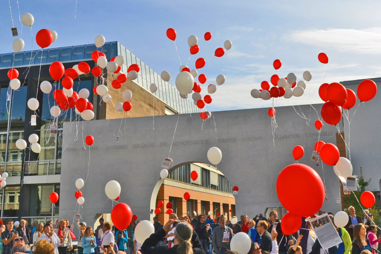 Ballons steigen bei der Friedenstafel auf.