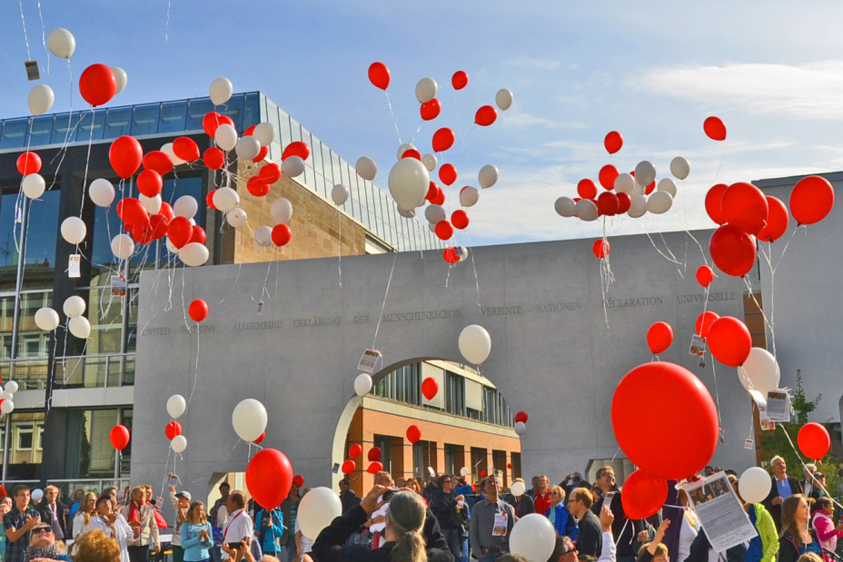 Bild © Stadt Nürnberg Ballons steigen bei der Friedenstafel auf., Bild © Stadt Nürnberg