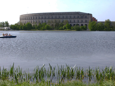Das Bild zeigt die Kongress·halle von Nürnberg.