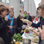 Bei dem Bürgerfest zum Nürnberger Menschenrechtspreis kommen jedesmal Tausende Menschen zusammen, um bei einem Picknick am Kornmarkt den Begriff der 