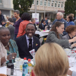 Auch Jury-Mitglieder des Nürnberger Menschenrechtspreises lassen es sich nicht nehmen, bei dem Bürgerfest dabei zu sein.