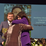 Iris Berben umarmt Preisträgerin Sayragul Sauytbay aus China.
