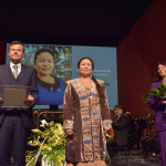 Oberbürgermeister Marcus König und Iris Berben mit Preisträgerin Sayragul Sauytbay.