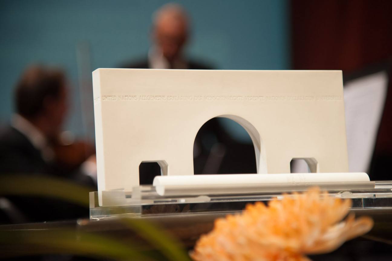 Skulptur des Internationalen Nürnberger Menschenrechtspreises in Form des Kartäusertors, Bild © Christine Dierenbach / Stadt Nürnberg