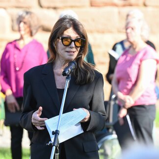 ( Bild: Christine Dierenbach / Christine Dierenbach / Stadt Nürnberg ) Schauspielerin Iris Berben beim multireligiösen Friedensgebet.