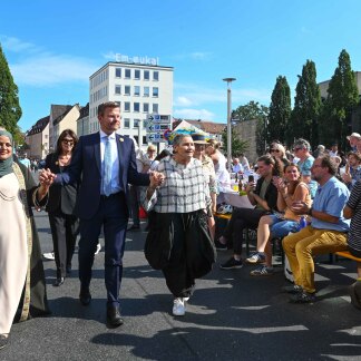 ( Bild: Christine Dierenbach / Christine Dierenbach / Stadt Nürnberg ) Laila AlSheikh (links) und Robi Damelin (rechts) mit Oberbürgermeister Marcus König auf dem Kornmarkt.