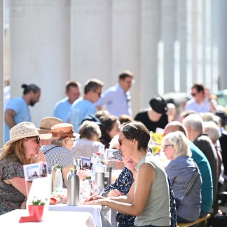 ( Bild: Christine Dierenbach / Christine Dierenbach / Stadt Nürnberg ) Die Friedenstafel lädt seit 1999 Nürnbergs Bürgerschaft dazu ein, ein Zeichen für Frieden, Toleranz und die Achtung der Menschenrechte weit über die Grenzen der Stadt hinaus zu setzen.