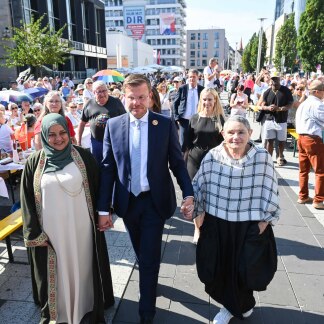 ( Bild: Christine Dierenbach / Christine Dierenbach / Stadt Nürnberg ) Die beiden Preisträgerinnen Laila AlSheikh (links) und Robi Damelin (rechts) wurden von den Gästen der Friedenstafel mit stehenden Ovationen gefeiert.