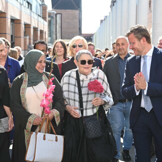 ( Bild: Christine Dierenbach / Christine Dierenbach / Stadt Nürnberg ) Die beiden Preisträgerinen des Internationalen Nürnberger Menschenrechtspreises 2025, Laila AlSheikh (2. von links) und Robi Damelin (3. von links), werden von Oberbürgermeister Marcus König und seiner Ehefrau Anke König (links), nach der Friedenspreisverleihung am 21.September 2025 bei ihrem Gang über die Friedenstafel begleitet.