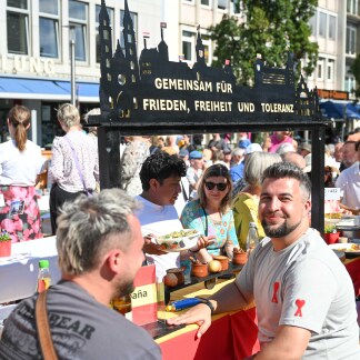 ( Bild: Christine Dierenbach / Christine Dierenbach / Stadt Nürnberg ) Friedenstafel 2025: Rund 4.000 Bürgerinnen und Bürger feierten auf dem Kornmarkt die diesjährigen Preisträgerinnen.