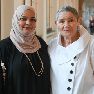 ( Bild: Christine Dierenbach / Christine Dierenbach / Stadt Nürnberg ) In ihrer Dankesrede sagten die Preisträgerinnen Robi Damelin (rechts) und Laila AlSheikh: „Wir glauben, dass jede Seele kostbar ist. Gott hat uns geschaffen, um einander zu lieben, nicht um uns gegenseitig zu töten. Wir sind für unsere Gemeinschaft verantwortlich. Wir können nicht tatenlos zusehen. Wir Palästinenser und Israelis müssen gemeinsam handeln, um Frieden zu erreichen.“