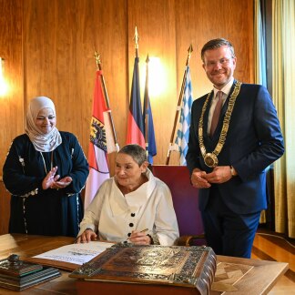 ( Bild: Christine Dierenbach / Christine Dierenbach / Stadt Nürnberg ) ... im Beisein des Nürnberger Oberbürgermeisters Marcus König...