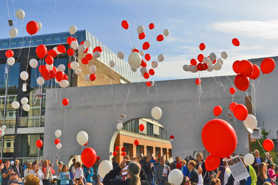 Ballons steigen bei der Friedenstafel auf