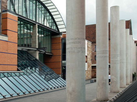 Foto von der Straße der Menschen·rechte in Nürnberg.