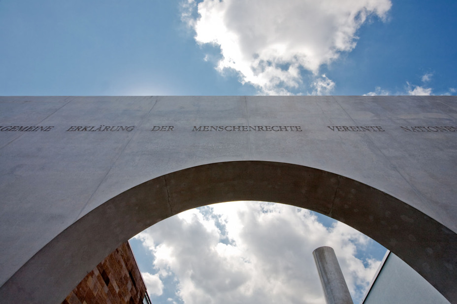 Bild © Birgit Fuder / Stadt Nürnberg Blick von unten aufs Karthäusertor, dahinter Himmel und Wolken, Bild © Birgit Fuder / Stadt Nürnberg