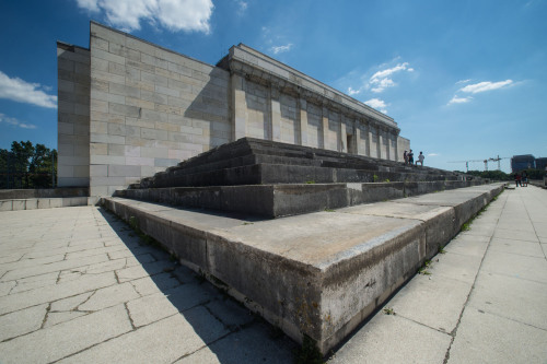 Blick auf die marode Zeppelintribüne.