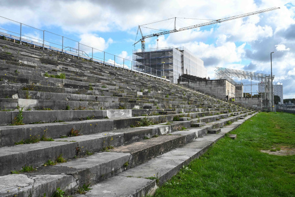 Die Arbeiten zur Instandhaltung der Zeppelintribüne laufen.