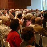 Blick über die Köpfe der Zuhörer bei einer Bürgerversammlung