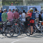Teilnehmer einer mobilen Buergerversammlung mit Rädern an der Brunnecker Straße.