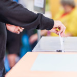 Stimmabgabe an Wahlurne im Wahllokal