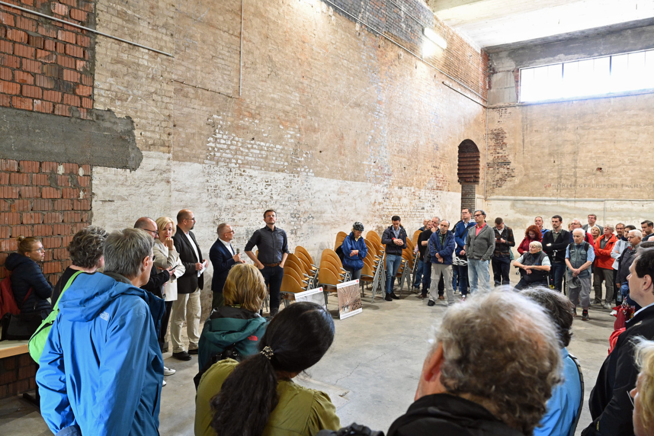 Bild © Christine Dierenbach / Stadt Nürnberg Menschen haben sich bei der Mobilen Bürgerversammlung in der Kongresshalle versammelt, um sich zu informieren, Bild © Christine Dierenbach / Stadt Nürnberg