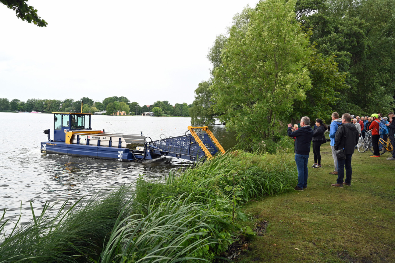 Bild © Christine Dierenbach / Stadt Nürnberg Menschen fotografieren bei der Mobilen Bürgerversammlung das Mähboot auf dem Dutzendteich, Bild © Christine Dierenbach / Stadt Nürnberg