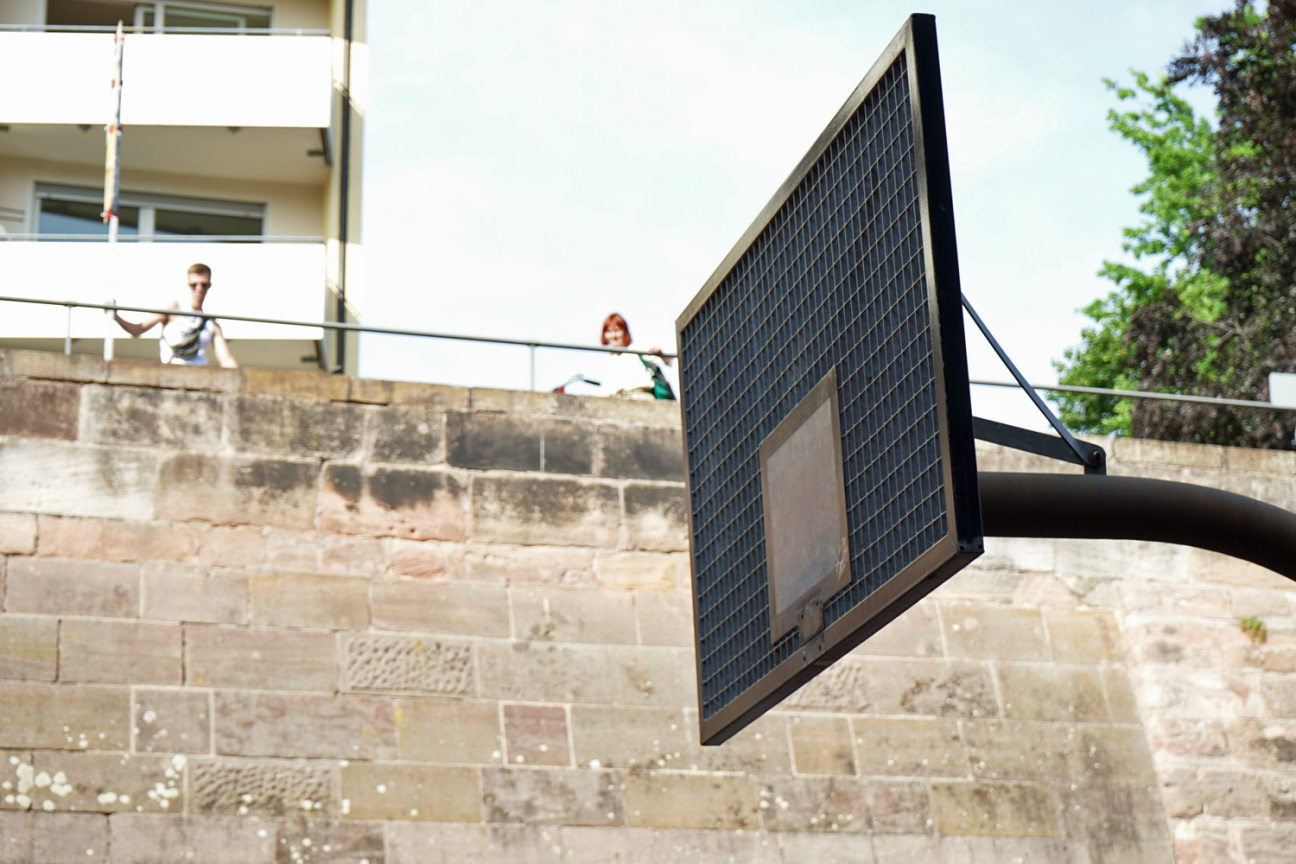 Basketballkorb an der Maxtormauer mit abmontiertem Ring., Bild © Leopold Werner / Stadt Nürnberg