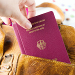 Deutscher Reisepass in einer Reisetasche.