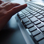 Hand über einer Computer-Tastatur