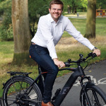 Nürnbergs Oberbürgermeister Marcus König auf dem Fahrrad.