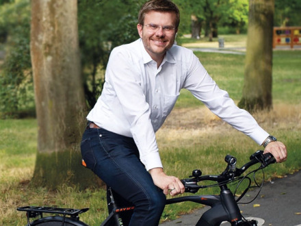 Bild © Bürgermeisteramt / Stadt Nürnberg Foto: Der Ober·bürgermeister Marcus König auf einem Fahr·rad., Bild © Bürgermeisteramt / Stadt Nürnberg