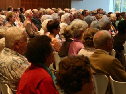 Foto von vielen Personen bei einer Bürger·versammlung von der Stadt Nürnberg.