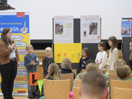 Bild © Anestis Aslanidis / Stadt Nürnberg Foto: Kinder sprechen bei einer Kinder·versammlung., Bild © Anestis Aslanidis / Stadt Nürnberg