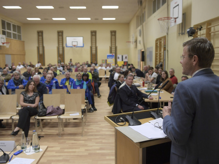 Bild © Anestis Aslanidis / Stadt Nürnberg Foto: Der Ober·bürgermeister Marcus König bei einer Bürger·versammlung im Knoblauchs·land., Bild © Anestis Aslanidis / Stadt Nürnberg